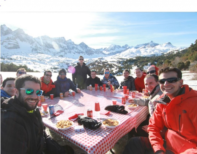  Gemeinsamer Tisch im Schnee 